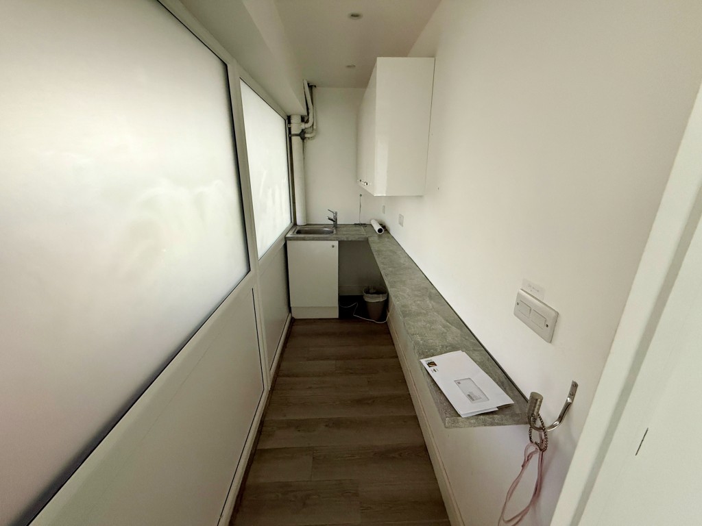 Lot: 14 - MIXED USE INVESTMENT WITH VACANT PARTS - Vacant shop